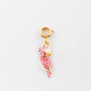 Détail du pendentif perroquet rose avec fermoir en or 18 carats et émail brillant