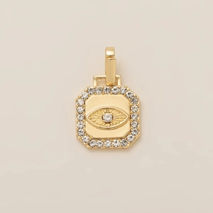 Detalle del colgante octogonal de ojo turco bañado en oro con circonitas blancas