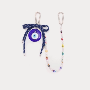 Détail du pendentif Œil maléfique plaqué or 18K avec nœud et chaîne de perles colorée