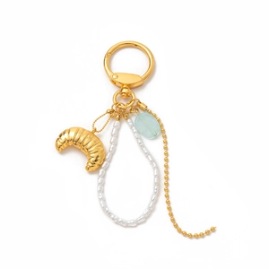 Détail du pendentif croissant plaqué or 18K avec anneau de perles et charme bleu clair