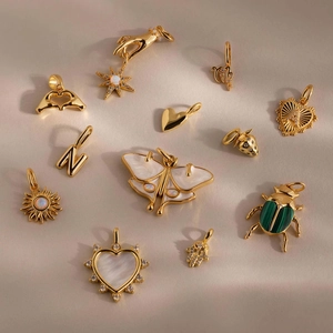 Colgantes de acero inoxidable chapado en oro 18K con corazones de ópalo y mariposas