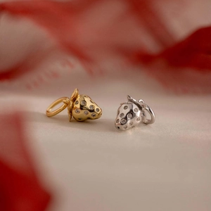 Exquisitos colgantes de fresa en oro y plata con cristales pavé y acabado de metal pulido