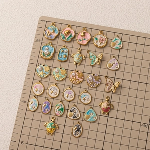 Set aus vergoldeten Edelstahlanhängern mit Emaille-Blumen und Meeresmotiven