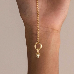 Collar de acero inoxidable chapado en oro de 18K con colgante de fresa brillante