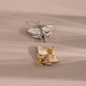 Colgantes de mariposa de acero inoxidable con opalo blanco en acabados dorado y plateado