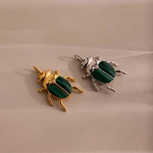Colgante escarabajo de acero inoxidable chapado en oro 18K con incrustación de malaquita