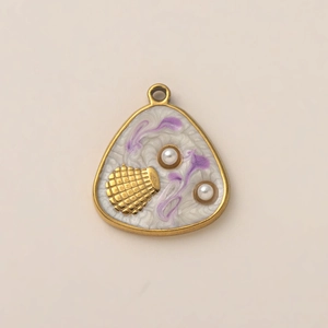 Detail eines 18K Gold-Dreieck-Anhängers mit lila Marmorierung, Emaille und Kunstperlen