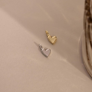 Colgantes de metal pulido con forma de corazón en oro y plata de estilo minimalista