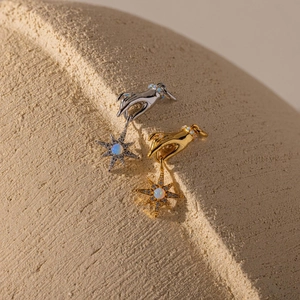 Collares de colgante estrella con ópalo en acabados oro y plata sobre piedra