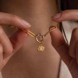 Modelo luce collar con colgante de sol bañado en oro 18K con incrustación de ópalo