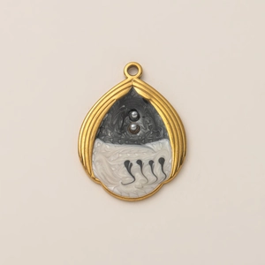 Artistieke goudkleurige druppelhanger met zwart-wit emaille marmering en kleine parels
