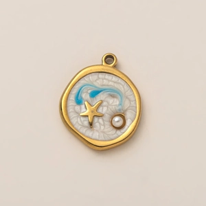 Detail eines 18K vergoldeten Meeresanhängers mit Seestern, Perle und blauem Wellendesign