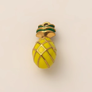 Vista dettagliata del ciondolo a forma di ananas placcato oro 18K con smalto giallo