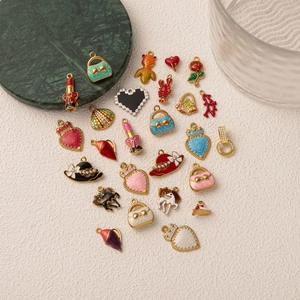 Set di ciondoli in smalto colorato placcato oro 18K con forme di aragosta, cavallo e cuore