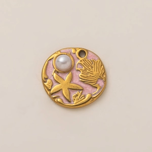 Detail von 18K vergoldetem Seestern-Anhänger mit rosa Emaille und weißer Perle