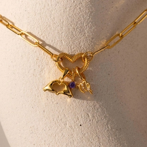 Vista detallada del colgante Virgo bañado en oro de 18K con opalo púrpura y dije de corazón