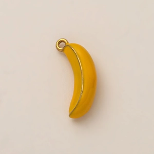 Dettaglio di un ciondolo a forma di banana placcato oro 18K con smalto giallo lucido