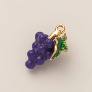 Dettaglio del ciondolo a uva con perle viola, foglia verde e gancio placcato oro 18K