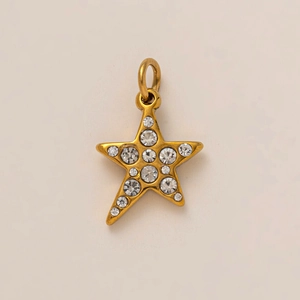 Dettaglio macro del ciondolo a stella placcato oro 18K con cristalli di zirconia lucidi