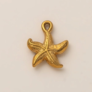Dettaglio ravvicinato del ciondolo a stella marina placcato oro 18K con texture