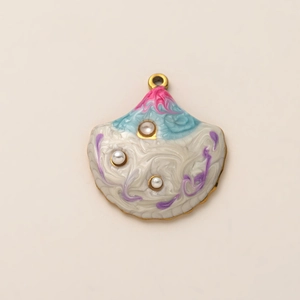 Detail van een schelphanger met kleurrijk emaille en drie glanzende witte parels