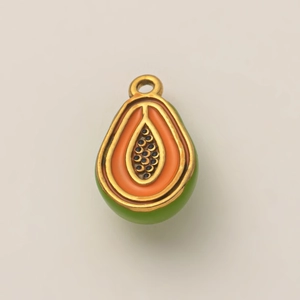 Dettaglio del ciondolo a forma di papaya in oro 18K con smalto arancione e semi neri