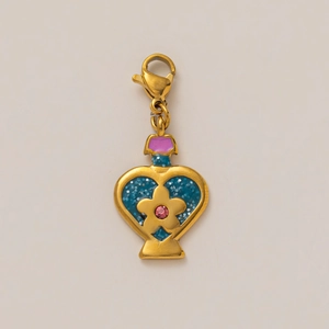 Detail eines 18K vergoldeten Herzanhängers mit blauem Glitzer und rosa Kristallblume