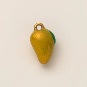 Dettaglio macro del ciondolo a forma di mango placcato oro 18K con foglia in smalto