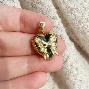 Pendentif cœur vintage en or 18 carats avec papillon 3D et émail noir élégant