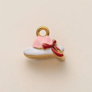 Dettaglio pendente cappello rosa con fiocco rosso placcato oro 18K per gioielli DIY