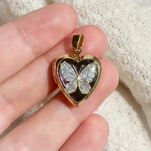 Pendentif médaillon cœur en or 18K avec un motif de papillon iridescent élégant