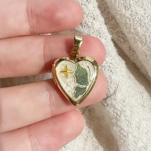 Détail d'un médaillon en or 18K avec incrustation de marbre vert et motif d'étoile