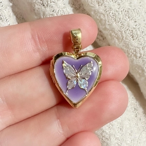 Détail d'un médaillon coeur en or 18K avec émail violet et papillon argenté