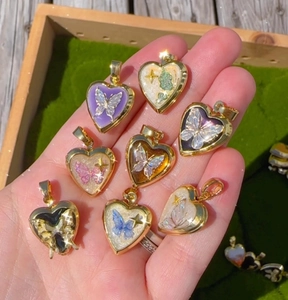 Détails des pendentifs papillon en forme de cœur avec finitions colorées plaquées or 18K