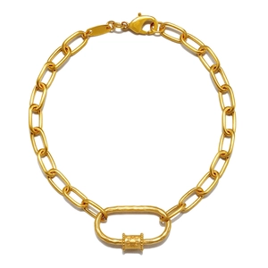 Detail van gouden karabijnhaak hanger met zonnestraal op de grove ovale schakelketting