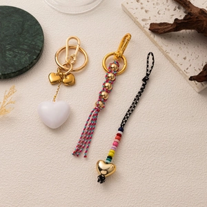 Porte-clés Cœur en Perles Colorées Tissé à la Main Bijou de Sac pour Femme Pendentif Gland en Alliage Plaqué Or Accessoire Bohème