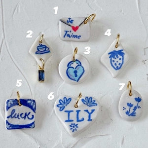 Handgefertigte Keramikanhänger mit blau-weißen Mustern und 18K Gold vergoldeten Schlaufen