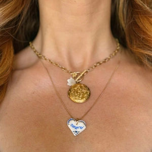 Mehrlagige Goldkette mit Vintage-Medaillon und herzförmigem Keramik-Amore-Anhänger