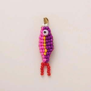 Détail d'un pendentif poisson en perles fait main avec des perles colorées et fermoir doré