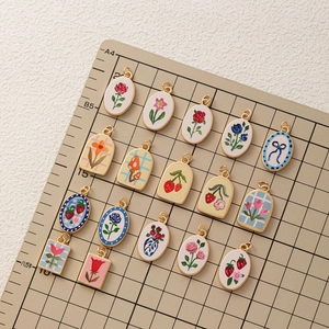 Set di 16 ciondoli colorati a fiori in smalto di forma quadrata per creazione di gioielli