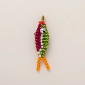 Détail du pendentif poisson en perles colorées avec fermoir doré 14k et œil en perle