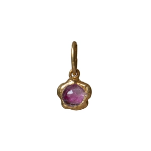 Nahaufnahme des 18K Gold-Blumenanhängers mit pinkem Edelstein und Emaille-Finish