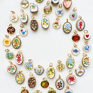 Collection de breloques émaillées peintes à la main en plaqué or 18K avec motifs variés