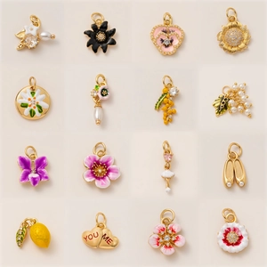Détail de 16 pendentifs DIY fruits et fleurs plaqués or 18K avec incrustation d'émail