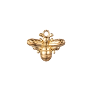 Detailaufnahme eines goldenen Bienenanhängers mit fein gravierten Flügeln und Öse