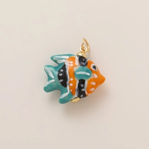 Dettaglio macro del ciondolo a forma di pesce colorato con chiusura placcata oro