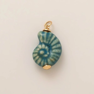 Dettaglio del pendente nautilus blu con inserti placcati oro e anello di chiusura