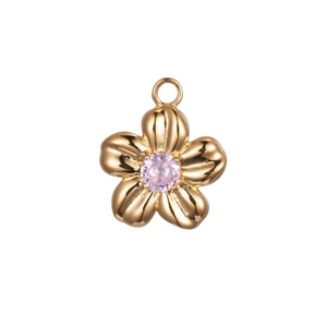 Detail eines 18K vergoldeten Blumenanhängers mit rosa Edelstein in der Mitte