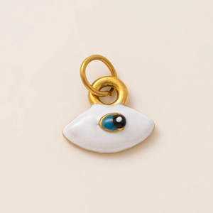 Dettaglio macro del ciondolo malocchio in smalto bianco con centro blu e placcato oro 18K