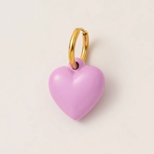Detalle de pendiente de aro bañado en oro 18K con colgante de corazón lavanda mate